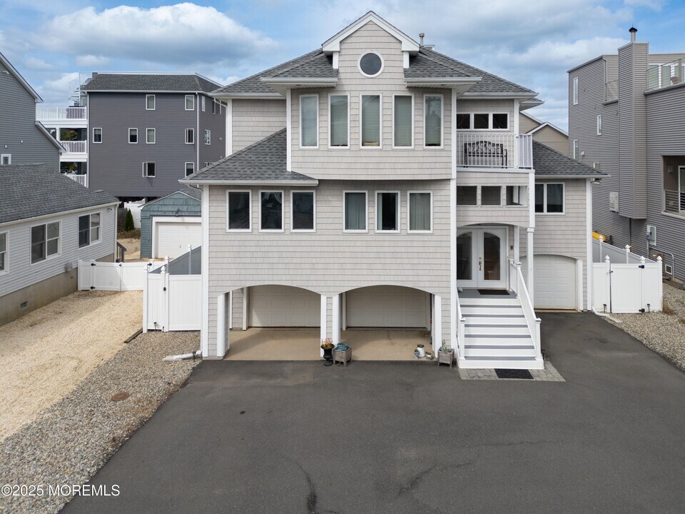 42 Bay Breeze Dr in Toms River, NJ - Building Photo