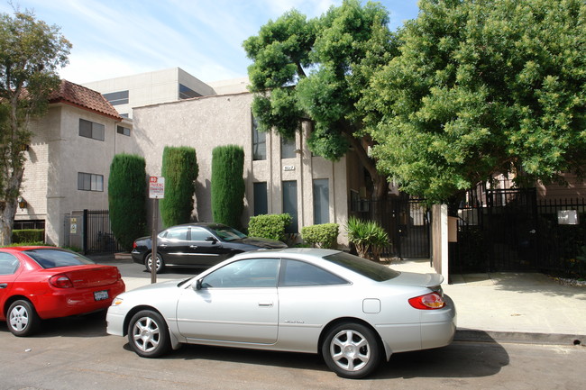 5017 Tilden Ave in Sherman Oaks, CA - Foto de edificio - Building Photo