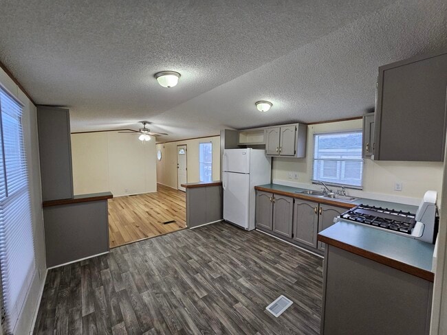 5687 Lowell Rd in Rome, NY - Foto de edificio - Building Photo