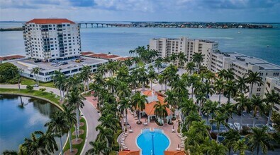 6105 Bahia Del Mar Cir in St. Petersburg, FL - Building Photo - Building Photo