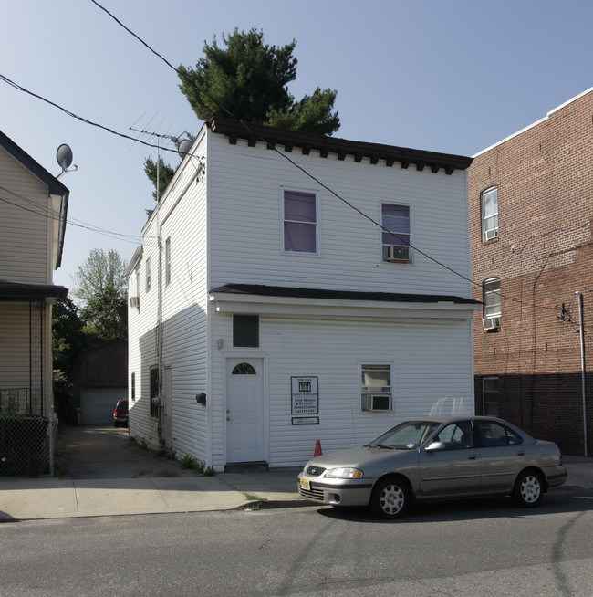 14 Grove St in Glen Cove, NY - Building Photo - Building Photo