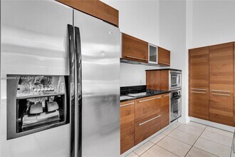 1900 N Bayshore Dr, Unit 516 in Miami, FL - Building Photo - Building Photo