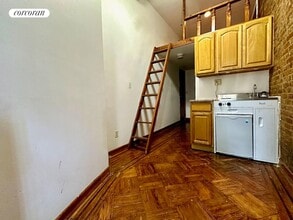 103 W 70th St in New York, NY - Building Photo - Building Photo
