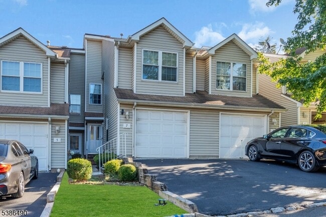 property at 7 Leahy Ct