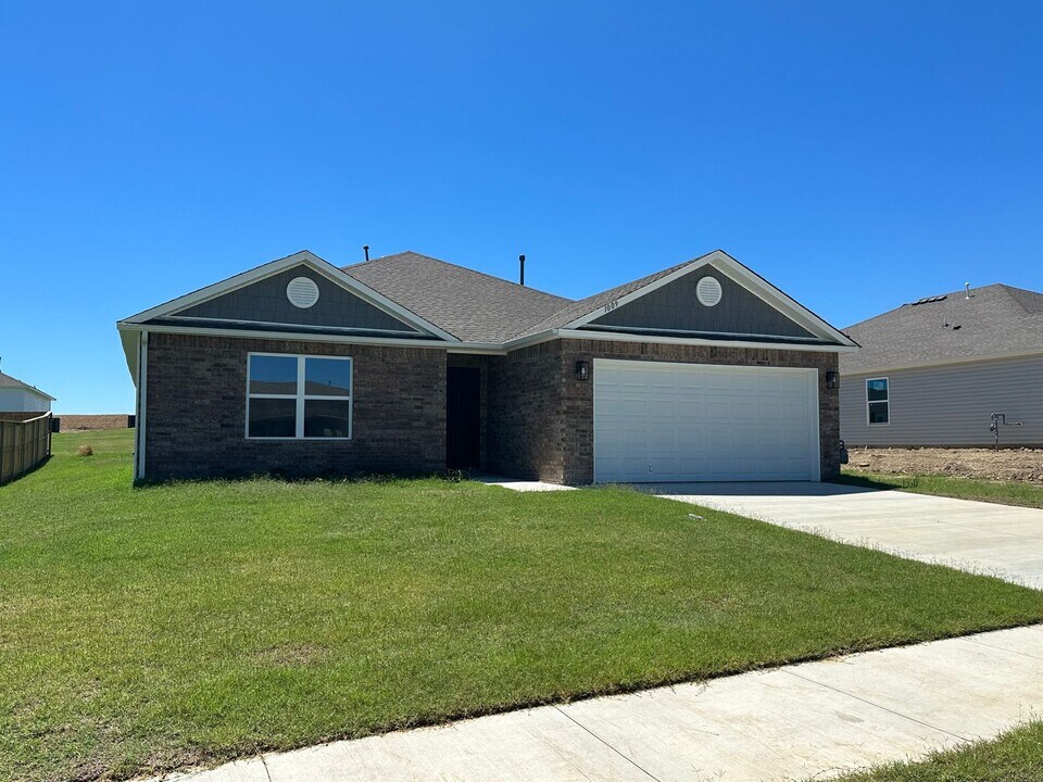 1009 W Abilene Rd in Claremore, OK - Building Photo