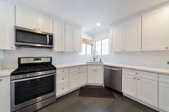 11613 Haynes St in North Hollywood, CA - Foto de edificio - Building Photo