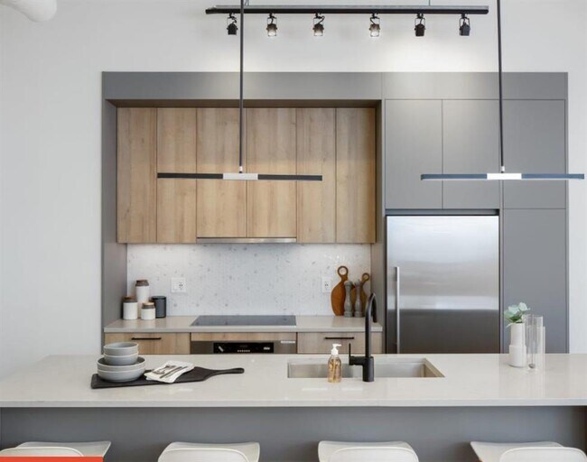 606 Foster Ave in Coquitlam, BC - Building Photo - Building Photo