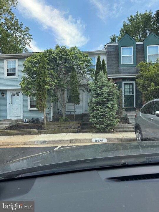 8426 Lazy Creek Ct in Springfield, VA - Building Photo
