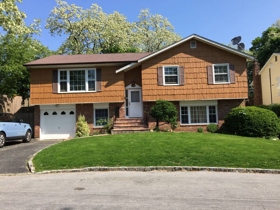 15 William St in Glen Cove, NY - Building Photo