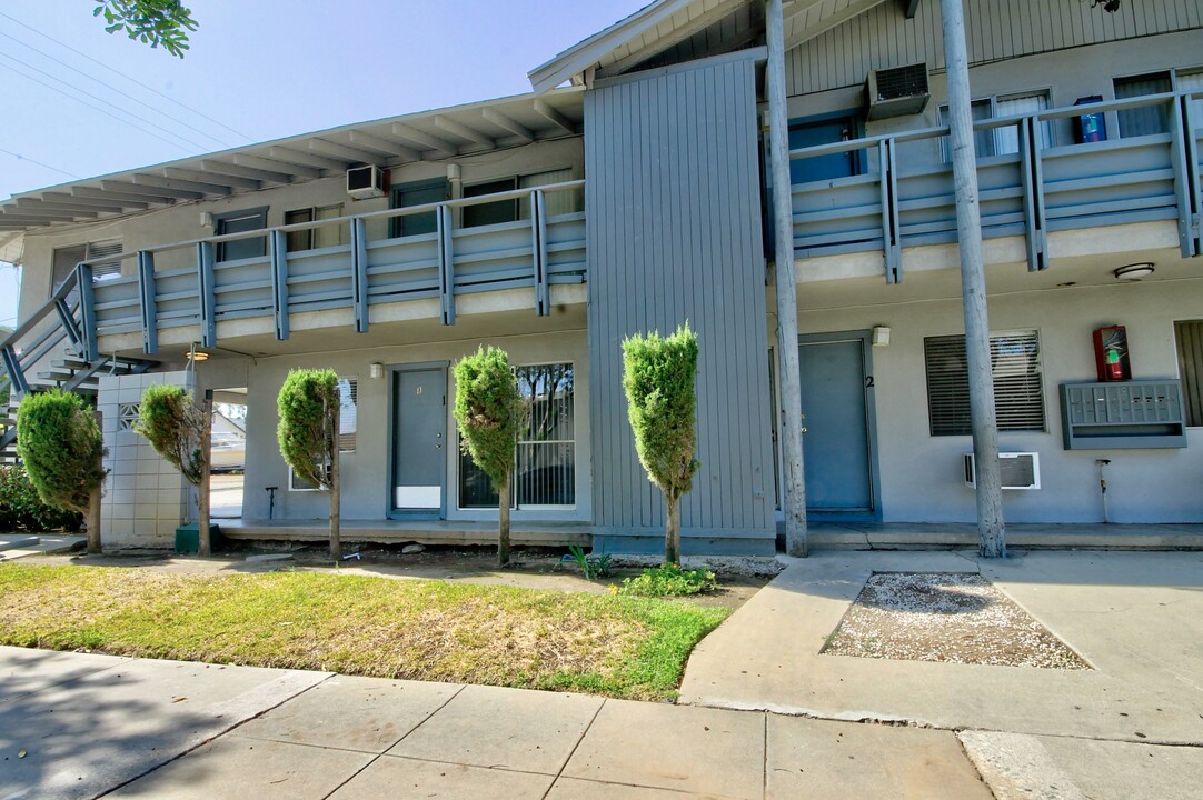 801 S Merrill St in Corona, CA - Foto de edificio