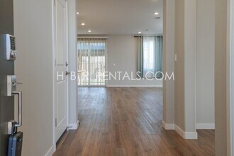 1038 Osprey Dr in Lathrop, CA - Foto de edificio - Building Photo