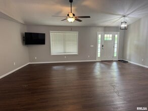 18 Elmwood Dr in Blue Grass, IA - Building Photo - Building Photo