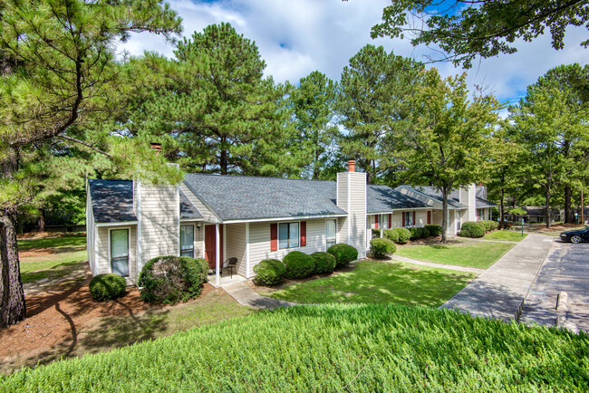 Tanglewood Apartments in Southern Pines, NC - Building Photo - Building Photo