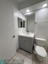 2471 NW 56th Ave in Lauderhill, FL - Foto de edificio - Building Photo