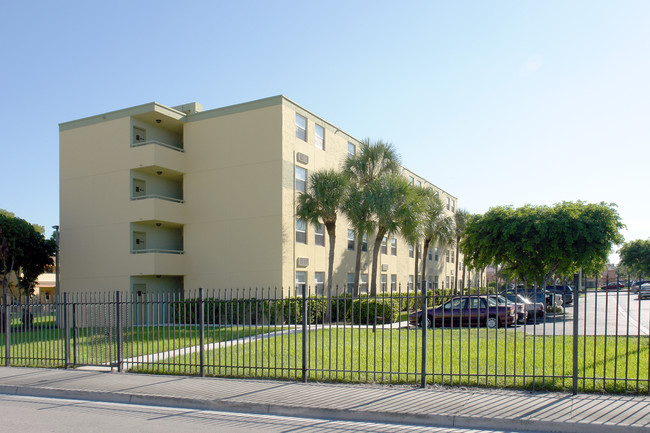 Puerta Del Sol in Hialeah, FL - Foto de edificio - Building Photo