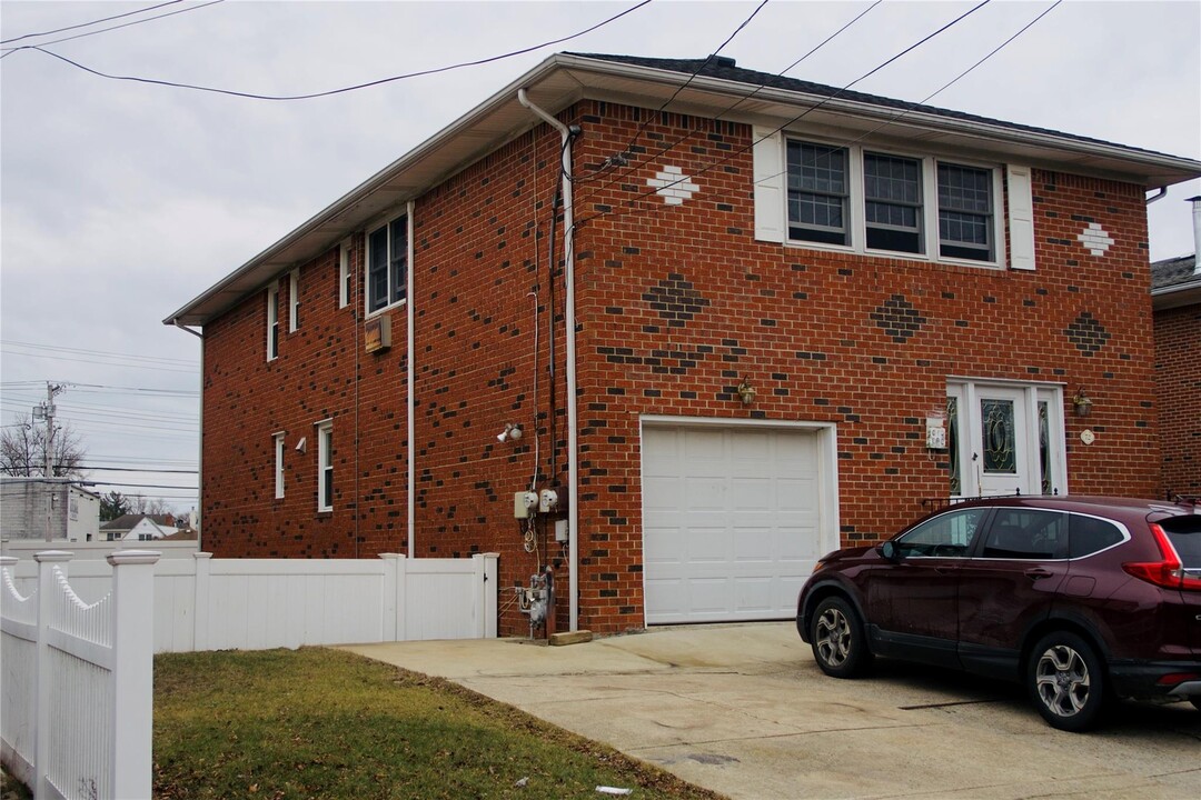 72 1st St in New Hyde Park, NY - Building Photo