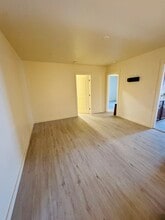 16203 Orange Ave in Paramount, CA - Foto de edificio - Building Photo