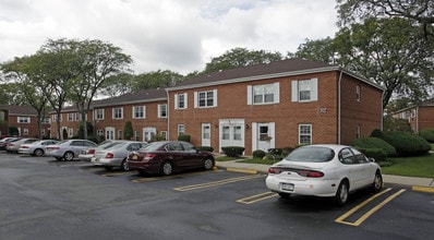 Crescent Woods in Bethpage, NY - Foto de edificio - Building Photo