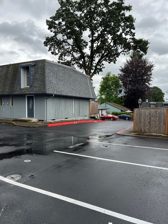 11575 SW Greenburg Rd in Portland, OR - Foto de edificio