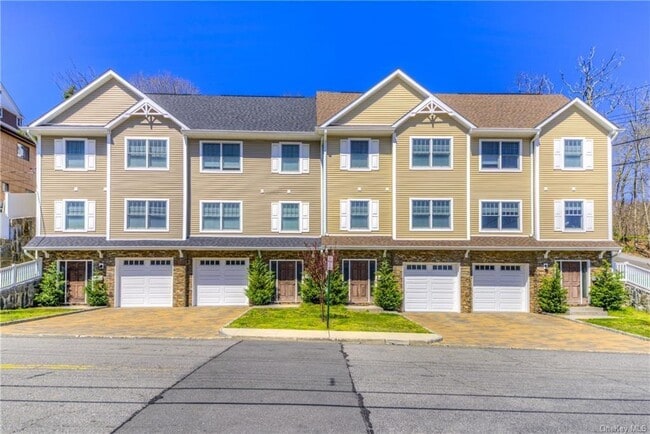 18 Southfield Ave in Dobbs Ferry, NY - Foto de edificio - Building Photo