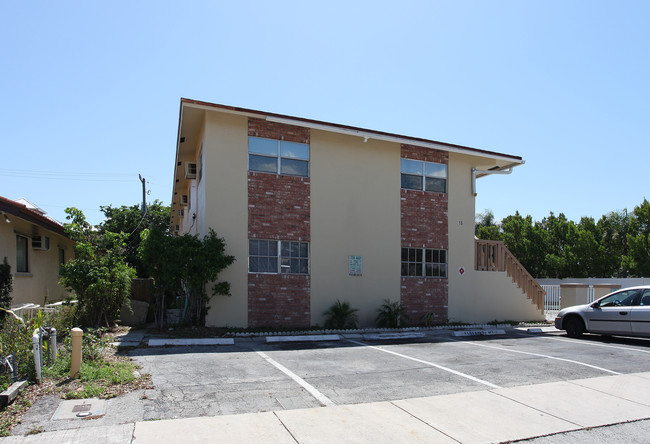 Petrock Motel in Pompano Beach, FL - Building Photo - Building Photo