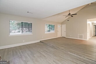 10084 Silent Trail in Jonesboro, GA - Foto de edificio - Building Photo