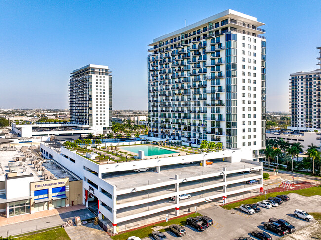 5250 Paseo in Doral, FL - Foto de edificio - Building Photo