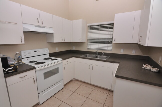 5846 8th St, Unit 5846 in Zephyrhills, FL - Foto de edificio - Building Photo