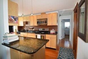 27 Vaughan Ave, Unit 2 in Newport, RI - Building Photo