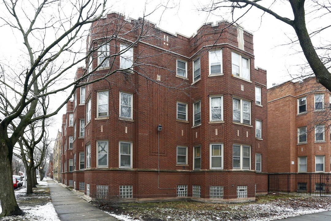 7956 S Dobson Ave in Chicago, IL - Foto de edificio