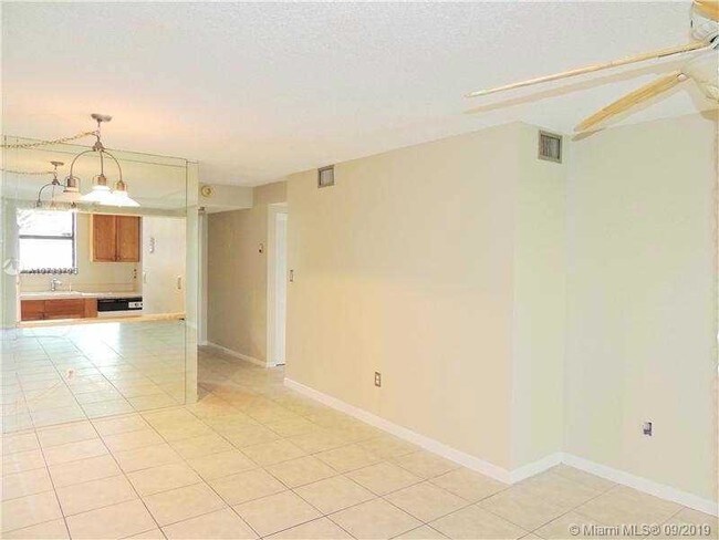 6010 Shaker Wood Cir-Unit -106 in Tamarac, FL - Foto de edificio - Building Photo