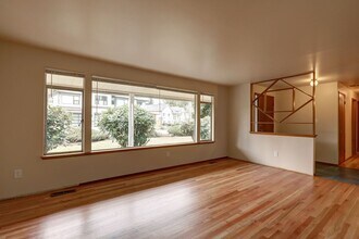 5640 118th Ave SE in Bellevue, WA - Building Photo - Building Photo