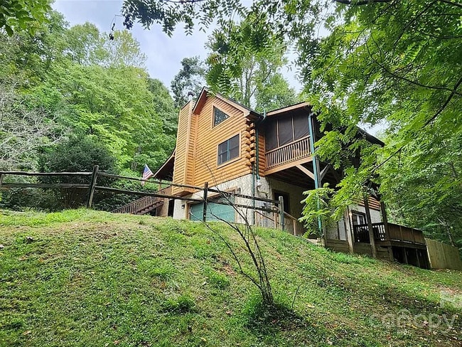 306 Henry Dingus Way in Maggie Valley, NC - Building Photo - Building Photo