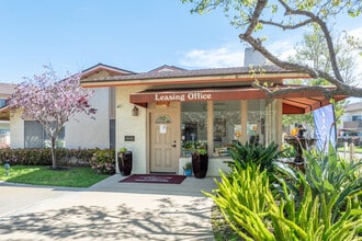 Shepard Place in Carpinteria, CA - Foto de edificio - Building Photo