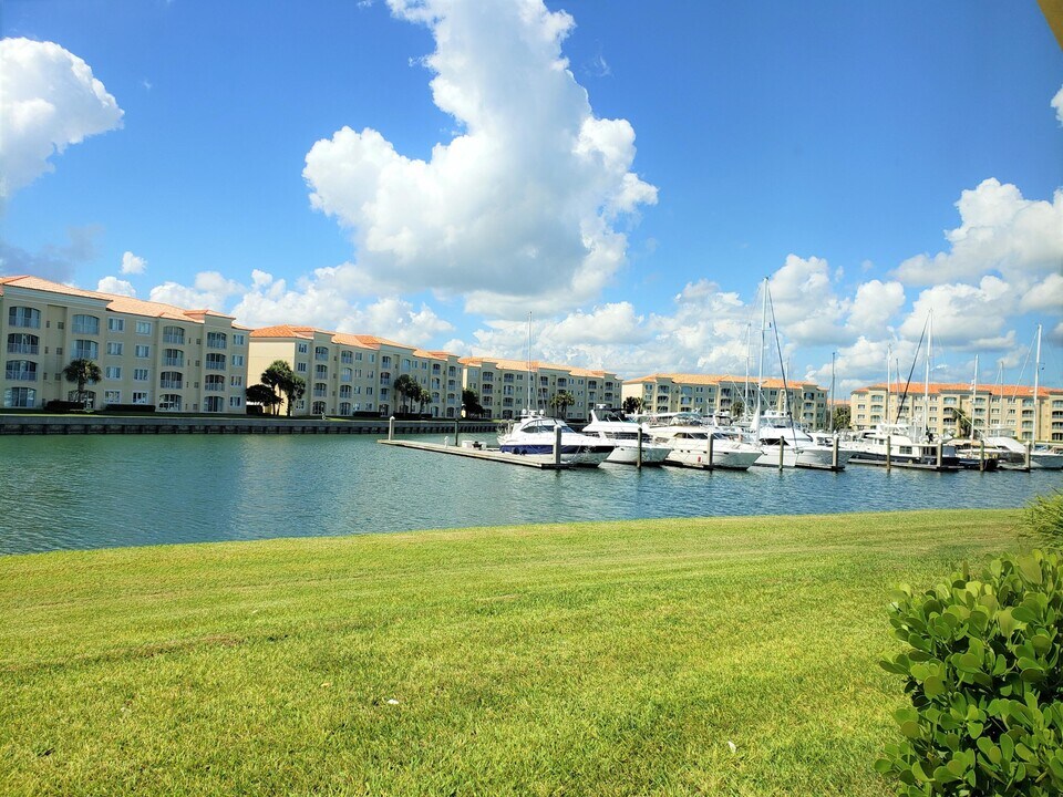 8 Harbour Isle Dr E in Fort Pierce, FL - Foto de edificio