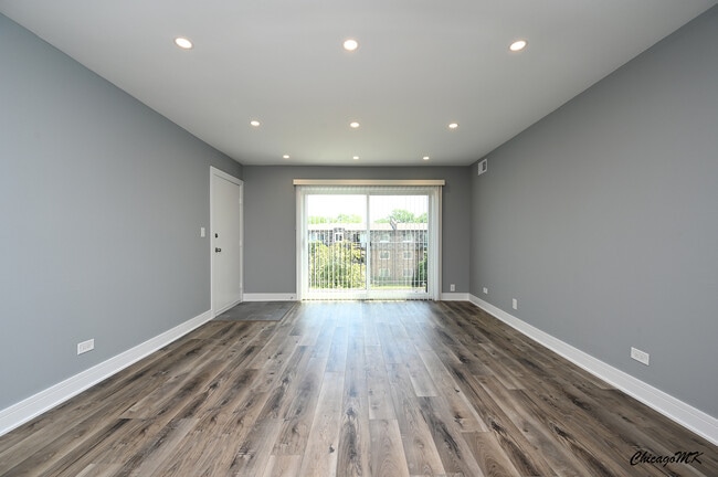 9381 Bay Colony Dr in Des Plaines, IL - Foto de edificio - Building Photo