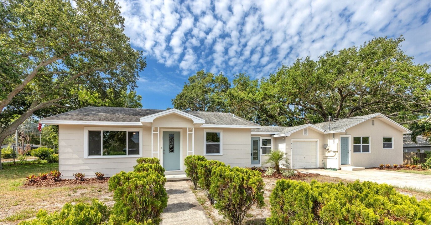 14744 Sunset Dr in Largo, FL - Building Photo