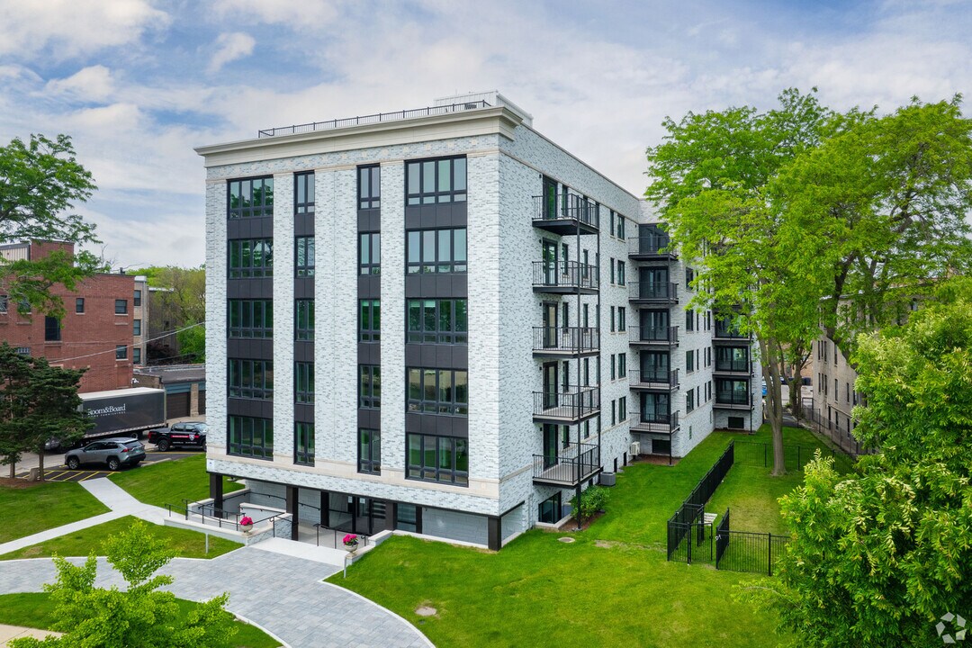 550 Sheridan Square in Evanston, IL - Foto de edificio
