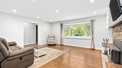 11 Mortimer St in Westhampton Beach, NY - Building Photo - Building Photo