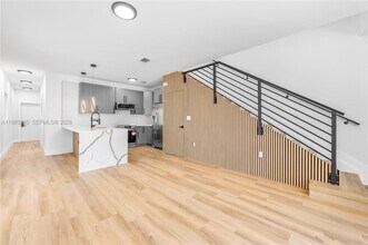 2121 NW 45th St in Miami, FL - Foto de edificio - Building Photo