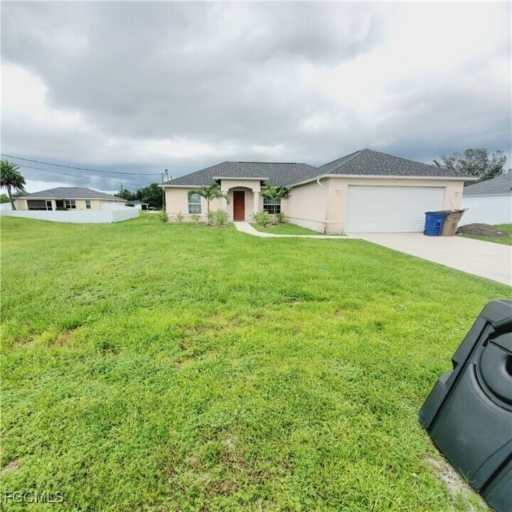 3916 22nd St W in Lehigh Acres, FL - Building Photo