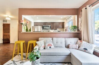 1250 W Nine Mile Rd in Ferndale, MI - Building Photo - Building Photo