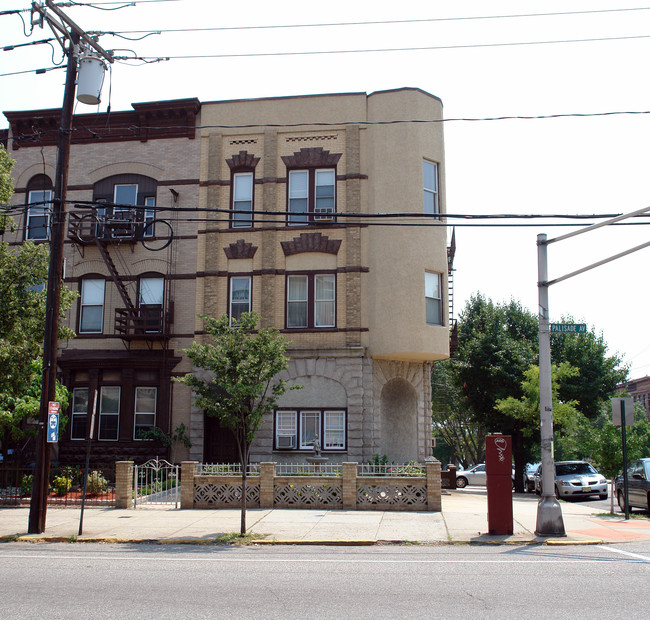 2400 Palisade Ave in Weehawken, NJ - Building Photo - Building Photo