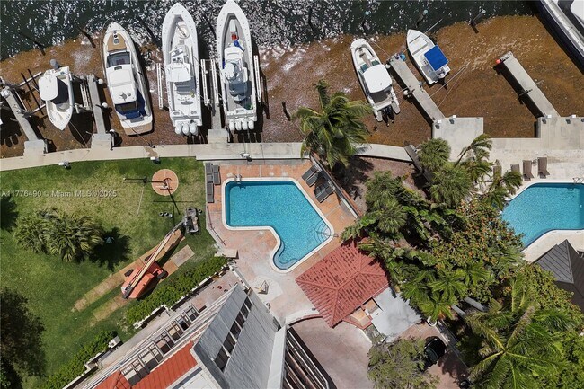 1632 S Bayshore Ct, Unit 501 in Miami, FL - Foto de edificio - Building Photo