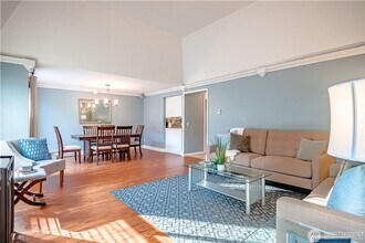 10211 NE 16th Pl in Bellevue, WA - Building Photo - Building Photo