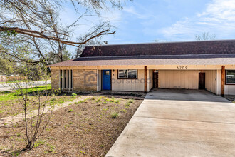 6209 Reicher Dr, Unit A in Austin, TX - Foto de edificio - Building Photo