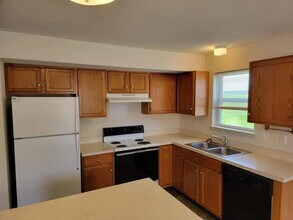 1355 Martin Ave in Ephrata, PA - Foto de edificio - Building Photo