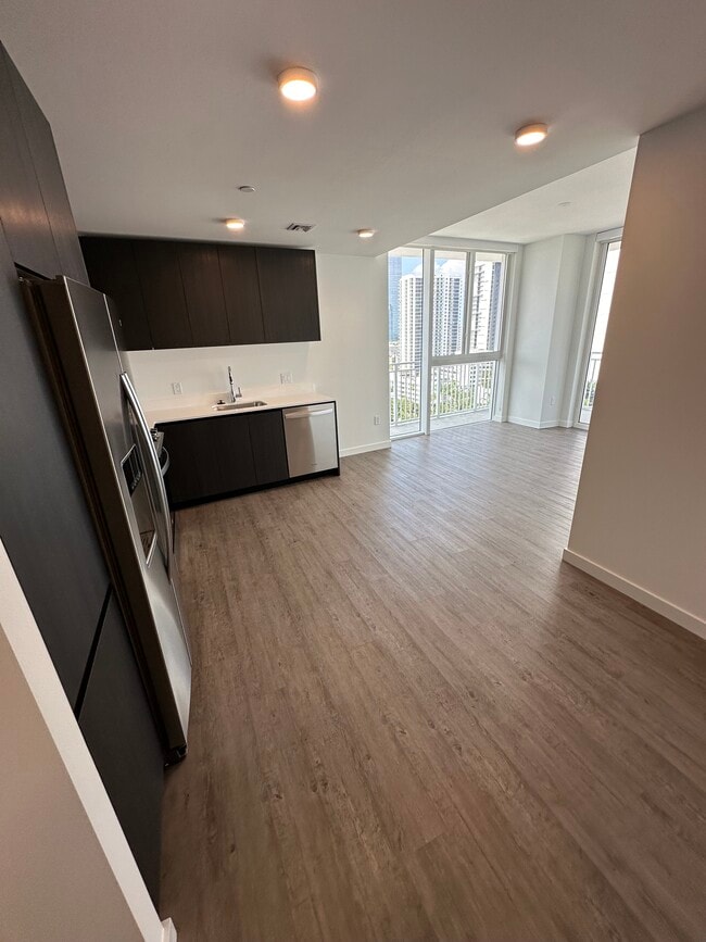 221 NE 19th St, Unit B2 in Miami, FL - Building Photo - Building Photo