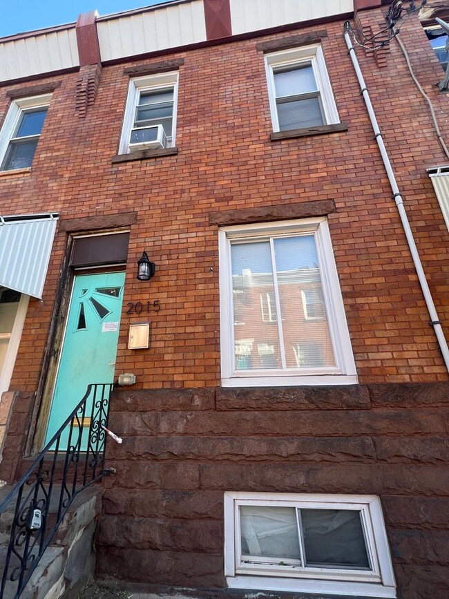 property at 2015 E Monmouth St