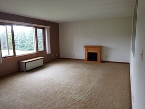 2006 21 3/8 Street, Unit 410 in Rice Lake, WI - Foto de edificio - Building Photo